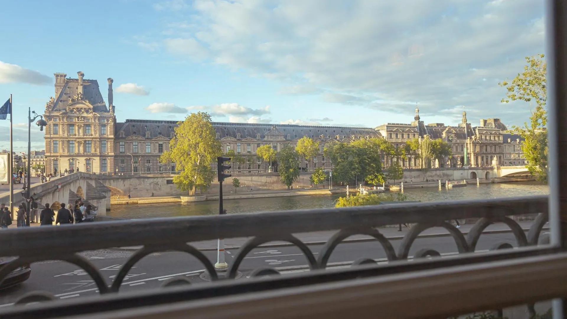 Vue Louvre Et Seine Apartment Paris